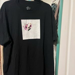 Women’s Nike t-shirt